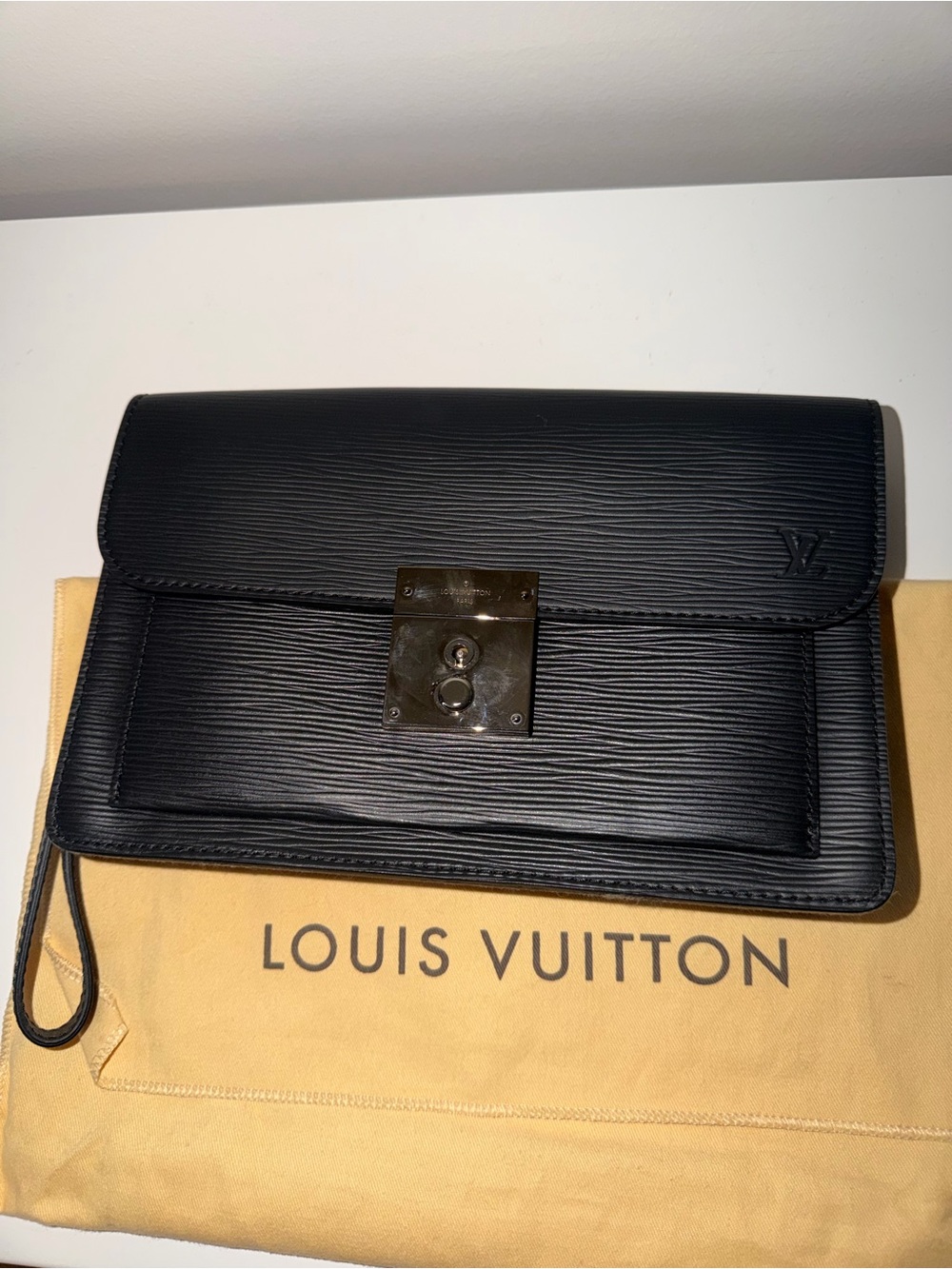 Louis Vuitton Epi Neo Belaia Clutch Black